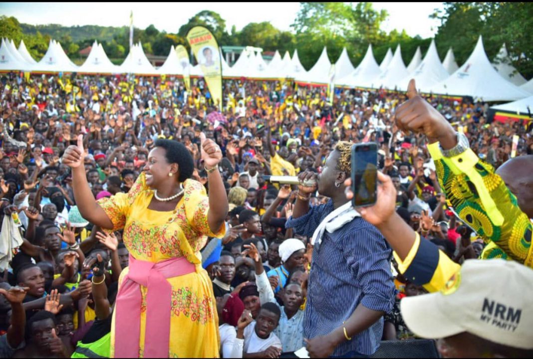 Gravity omutujju entertaining the crowd at the function.